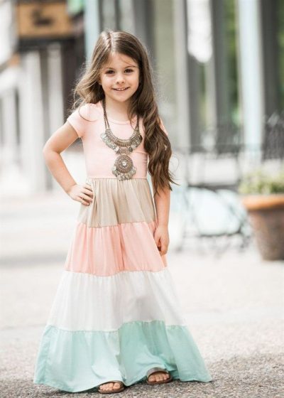 малко момиче с рокля