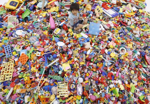 „Имаме твърде много играчки!“ + 5 съвета как да овладеете хаоса в детската стая
