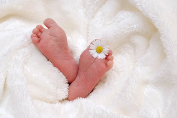 Новородено бебе – първи грижи у дома