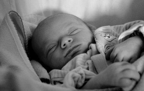 приспиване на бебе чрез повиване