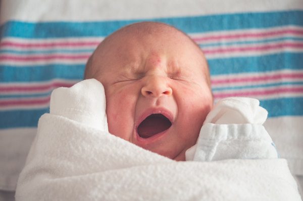 Как да се справим с колики при новородено?