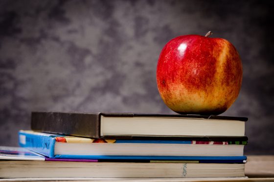 ябълка и книга за учител