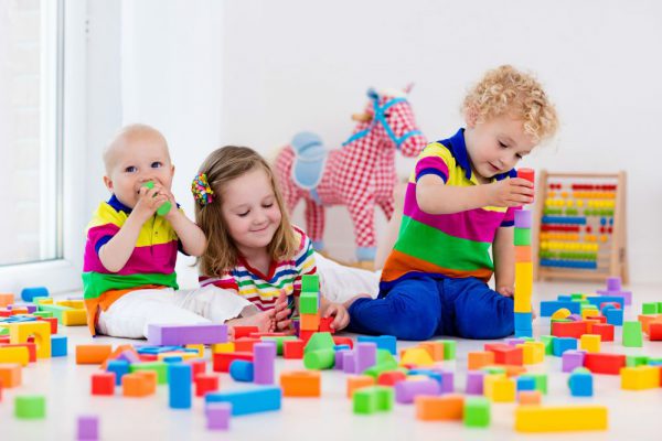 Ролята на образователните играчки в интелектуалното развитие на децата
