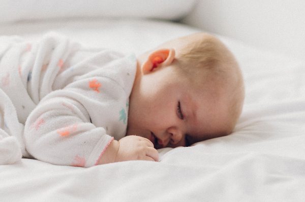 11 причини бебето да спи неспокойно